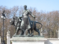 Buckingham Palace Fountain (statue 2 zoom).jpg